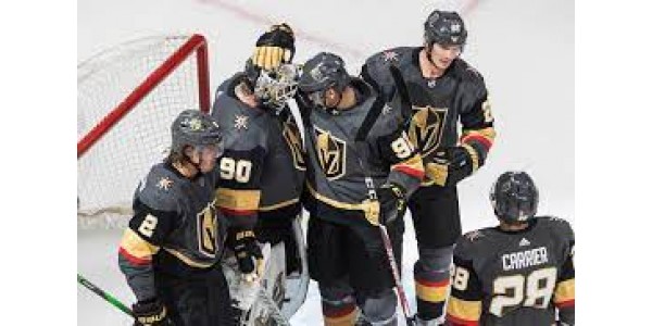 Mark Stone a marqué un court handball pour aider l'équipe à gagner